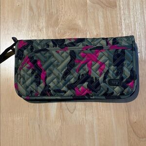 💚 LUG Tango Travel RFID Passport Holder Wallet in Camo Berry. Like New!